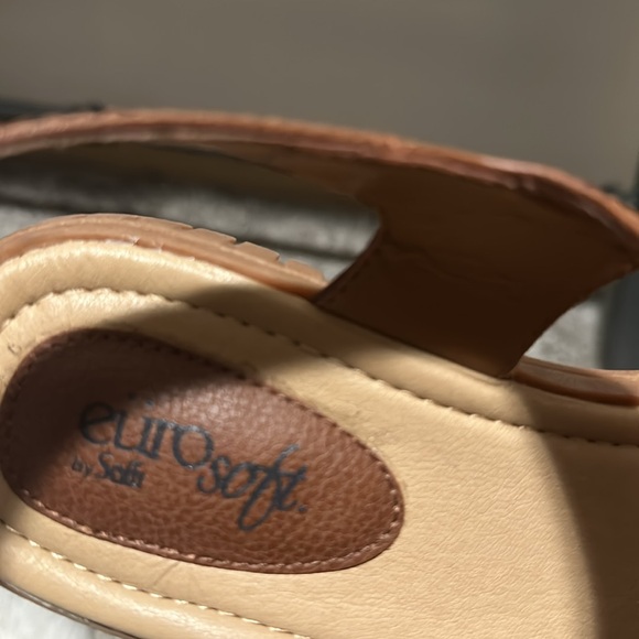 Euro Soft 7 1/2 Wide cushioned sole sandals with Velcro closure - Picture 4 of 5